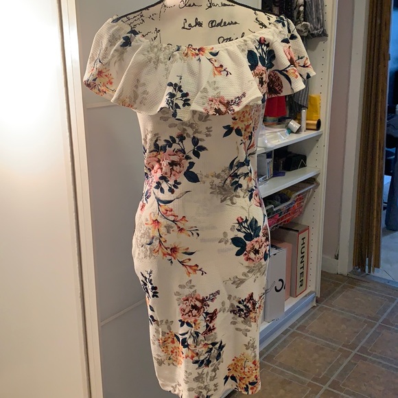 Off the shoulder dress - Picture 1 of 4